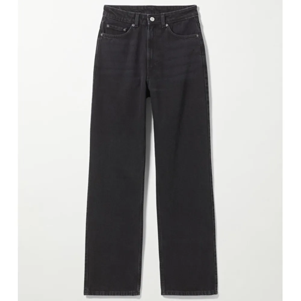 Supersköna och snygga jeans i modellen rowe från Weekday! Färgen är echo black🖤🖤 Storlek 27/30. De är i väldigt bra skick; nästan som helt nya! Kan mötas upp i Stockholm:) Annars betalar köparen frakt💕 . Jeans & Byxor.