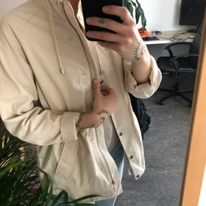 Tunn cremevit jacka  - Jacka från Cubus, storlek M.