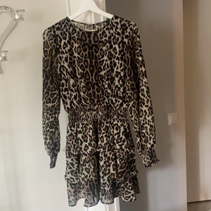 Ginatricot Klänning  - Säljer min Superfina leopard klänning ifrån ginatricot i storlek 38💜 