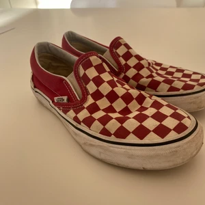 Rutiga vans  - Säljer dessa klassiska röd rutiga slip on vansen. Lite smutsiga men jag tvättar de såklart innan de skickas iväg💕