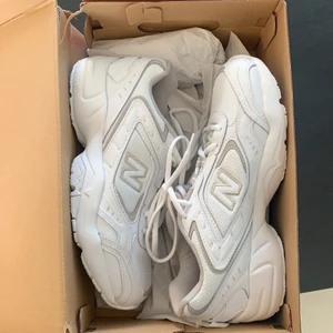 New Balance sneakers wx452 storlek 40 - Säljer dessa snygga och bekväma sneakers från New Balance (modell wx452sg). 90s inspirerad vit sneaker med gråa detaljer. Endast använda en gång och är i nyskick utan någon slitning/ smuts. Säljer pga fel storlek.