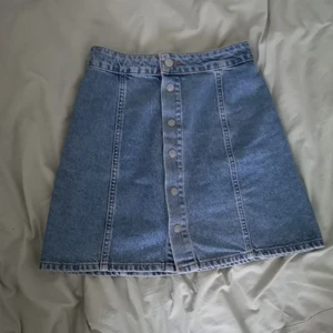 Pull&Bear kjol strl S - Jeanskjol från Pull&Bear strl S, 64cm i midjan och 41,5cm lång. 