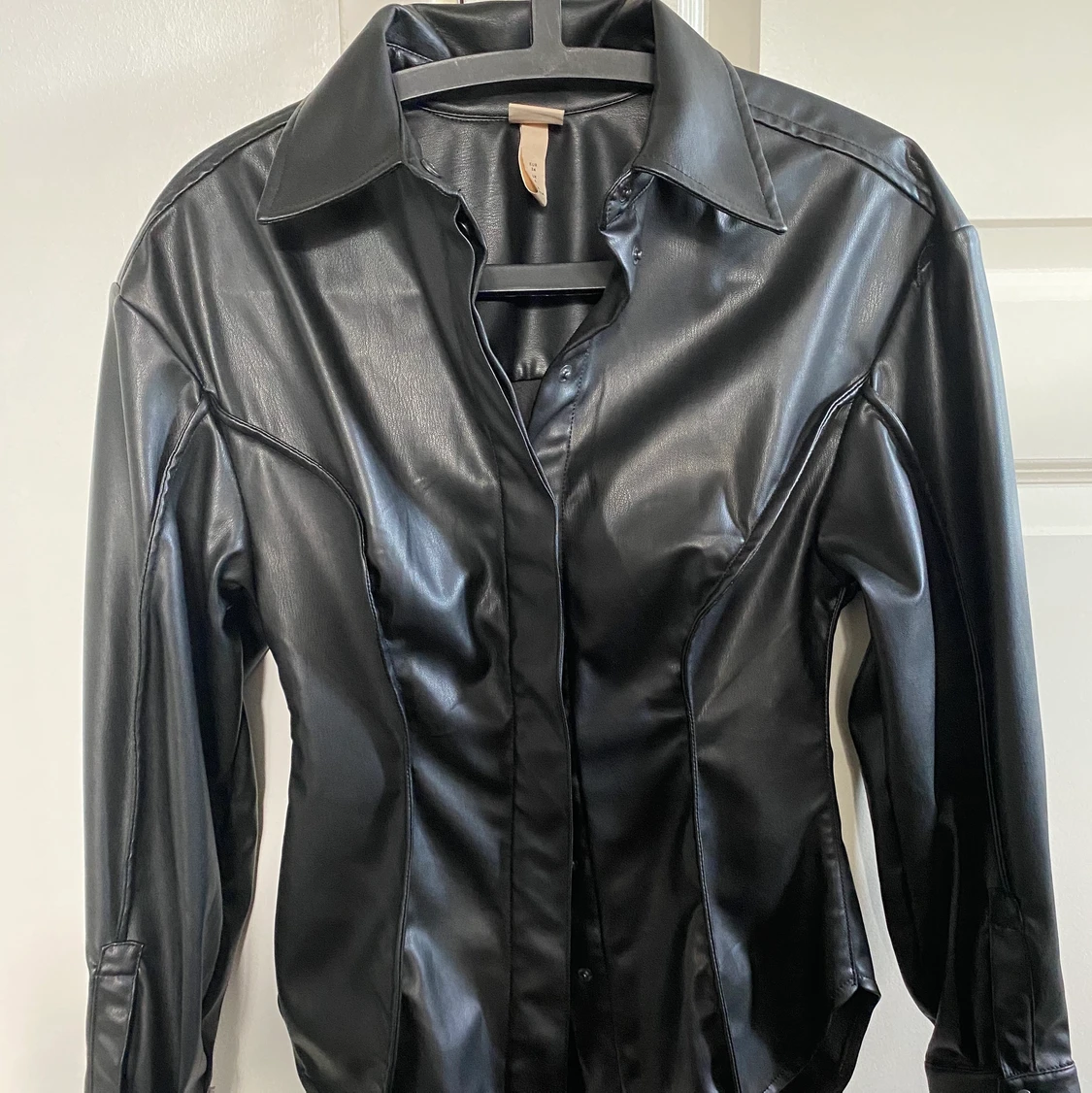 En kavaj med knappar