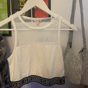 Guess crop top - Vit Guess tröja med mesh detalj. Storlek S.