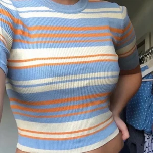 Topp i toppskick - Fräsch top från Zara stl S! Använd fåtal gånger och i fint skick 🥰 Köparen står för frakten. (Inte mina bilder)