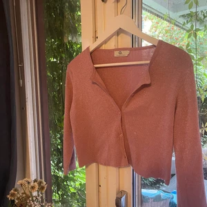 Kort glitter kofta - Storlek S, croppad rosa glittrig kofta.