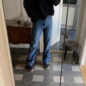 Zara Jeans - Sjukt snygga zara jeans i 90-talsstil med raka ben! Jag är 167cm och på bilderna ser man hur de sitter på mig. Inköptes för några månader sedan men säljer då de inte har använts.. De är inte avklippta någonstans så det är orginallängd, strl 36. Skulle säga att de är mer åt mid eller high-waist snarare än low! Möts upp i Stockholm!! Tveka inte på att höra av er vid frågor!! 💗🤍🛍💗