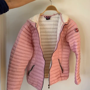 Colmar dunjacka💗 - Rosa dunjacka från Colmar. Superbra skick och inga defekter. Passar storlek Xs-M . Skriv för mer bilder eller frågor.💕