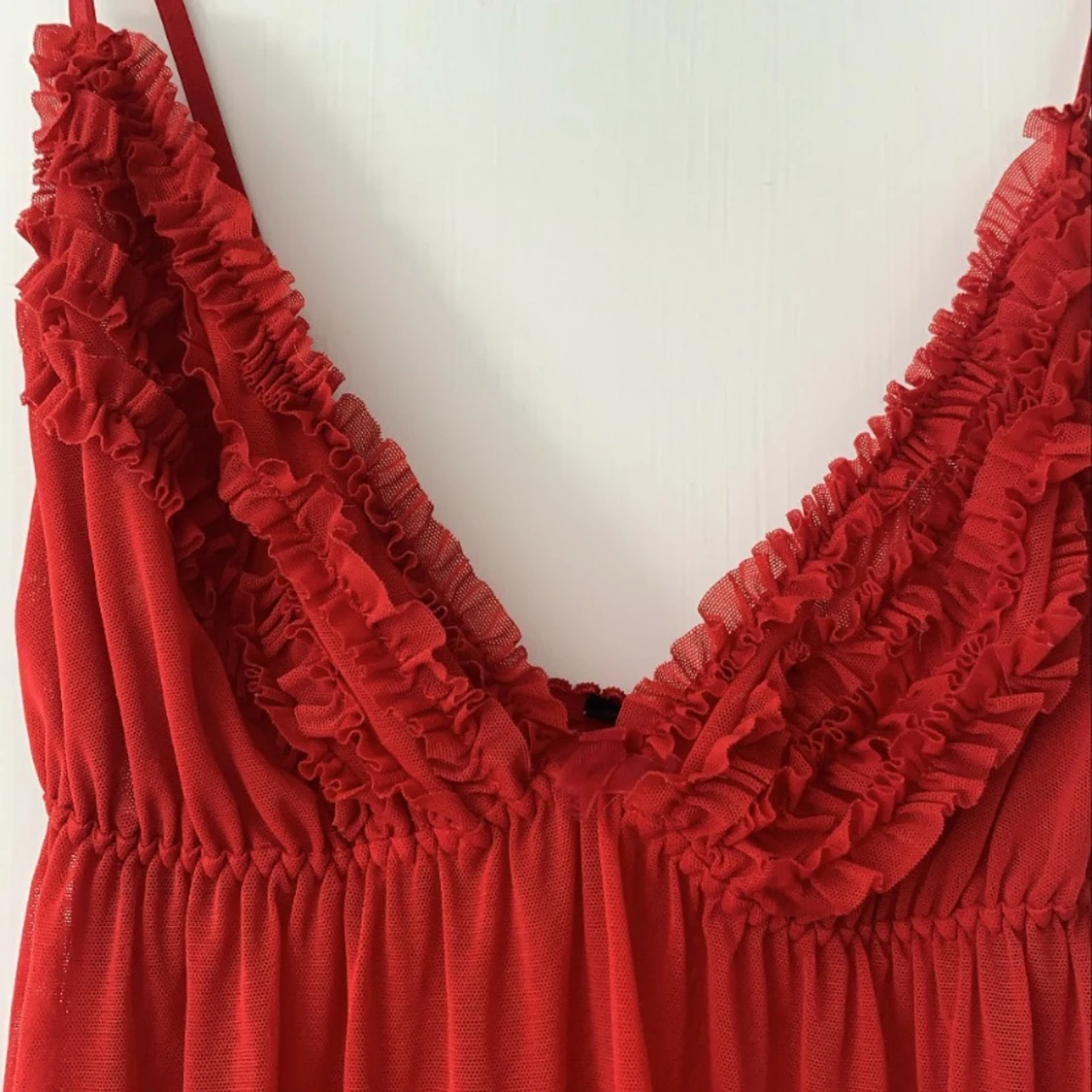 Röd mesh klänning med mini vollanger  - 90