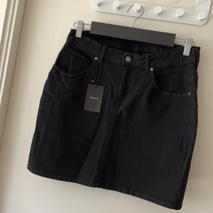 DRDENIM JEANSKJOL L - Svart jeanskjol med mycket stretch. Storlek L