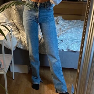 Mide Rise jeans  - Säljer mina populära mide rise jeans i storlek 32 som är ifrån zara, dom är använda fåtal gånger. Dom passar mig perfekt i längden som är 170 och har även klippt en egen slits ❤️