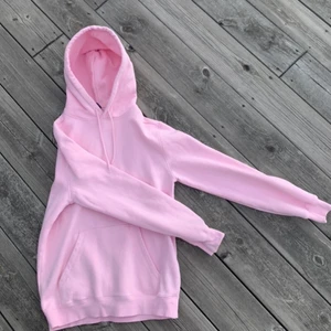 Rosa hoodie - En rosa hoodie från HM. Jag har vanligtvis S eller M och den sitter lite oversized på mig!