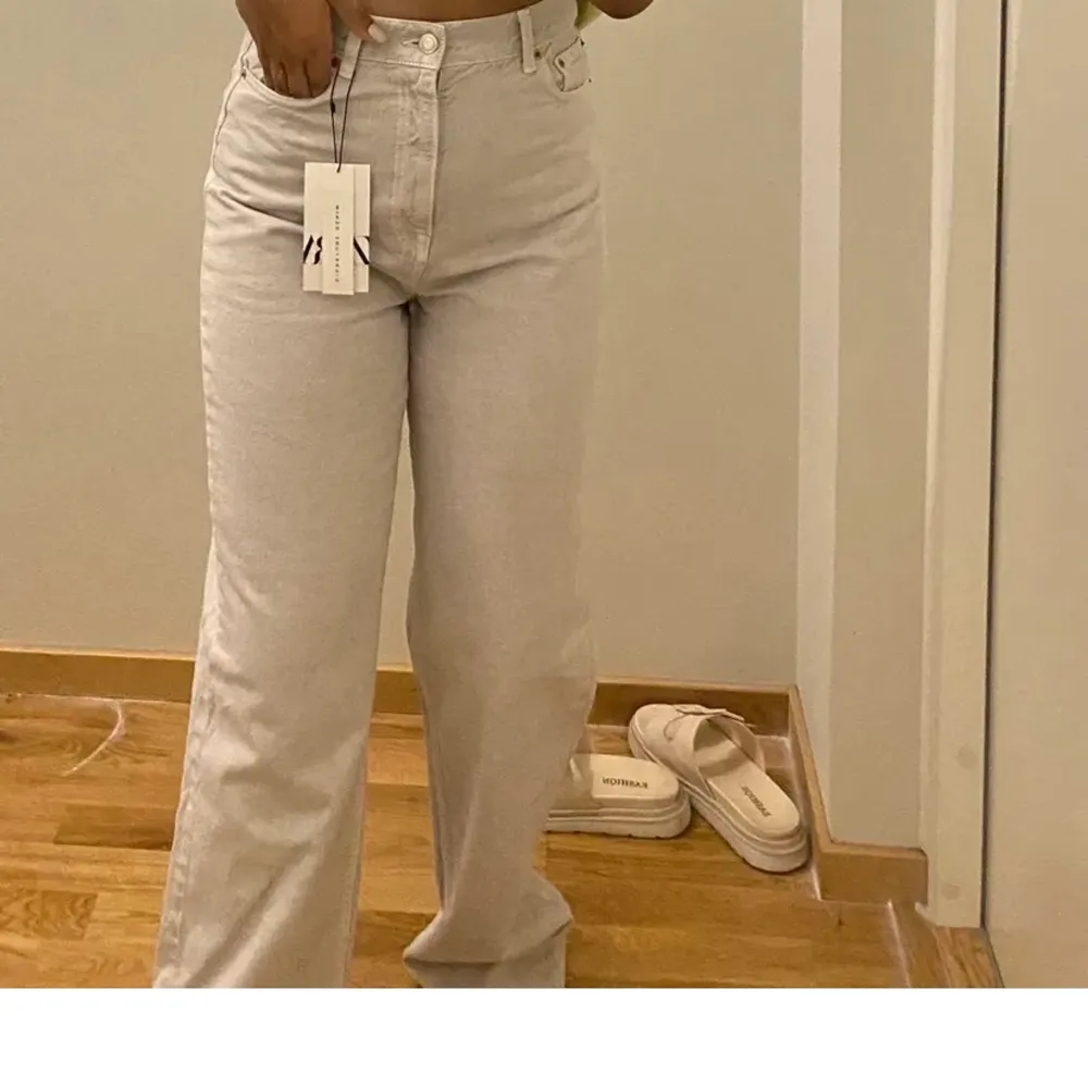 Slutsålda Zara jeans helt nya med prislappen kvar. Köparen står för frakt. Buda eller köp direkt för 600kr inklusive frakten. Jeans & Byxor.