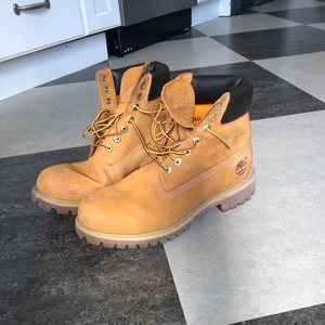 Timberlands - Köpta på plick, och sedan använda av mig bara tre månader. Dammodell