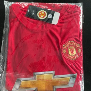 Manchester United T-shirt och shorts  - Helt nya Manchester United kläder. T-shirt och shorts. Nummer 9. Passar en Xs eller barn 12-14 år. 