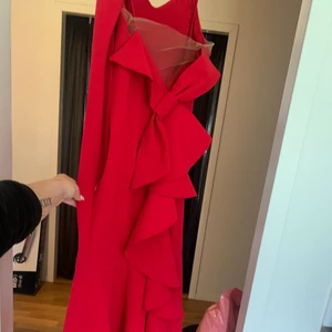 Fest klänning/ bal klänning  - Säljer min gamla balklänning pga av att den bara hänger i garderoben. Figursydd strlk 36/38, den är i fint skick, använd 1 gång under bal. Köpt för 1800