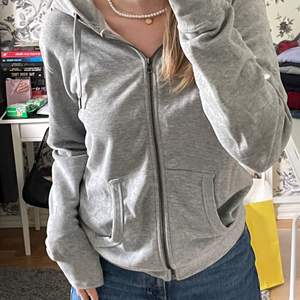 Superfin zipup hoodie, säljer pga att jag redan har en likadan. Supermysigt material och har använts fåtal gånger. Köparen står för frakten💓