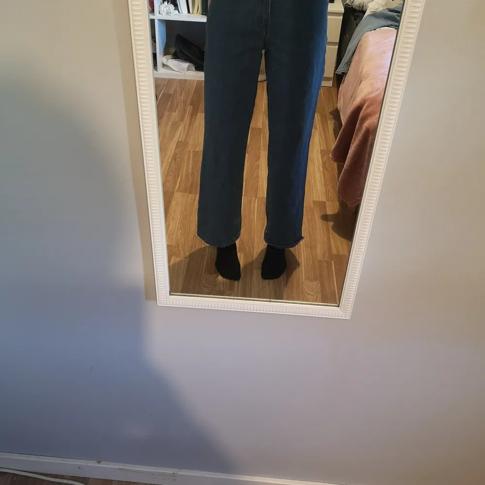 Säljer dom här jeansen som jag hittade fpå second hand säljer pågrund av att dom är för stor🤍finns tyvärr inge något lapp i dom så vet inte vart dom är ifrån,🤍. Jeans & Byxor.