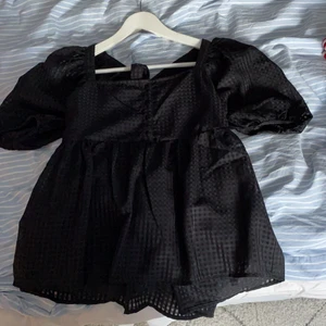 Nakd  - Som ny, öppen i ryggen lite genomskinlig. Frakten ingår i priset (liten i str) 