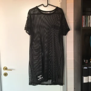 Lång, svart nättröja  - Köpte den på H&M för länge sen. Inga hål (som inte ska vara där lol). Lätt och ascool. Passar bra över allt från linnen till långärmat. Den är storlek L oversize men passar mig som är XL.