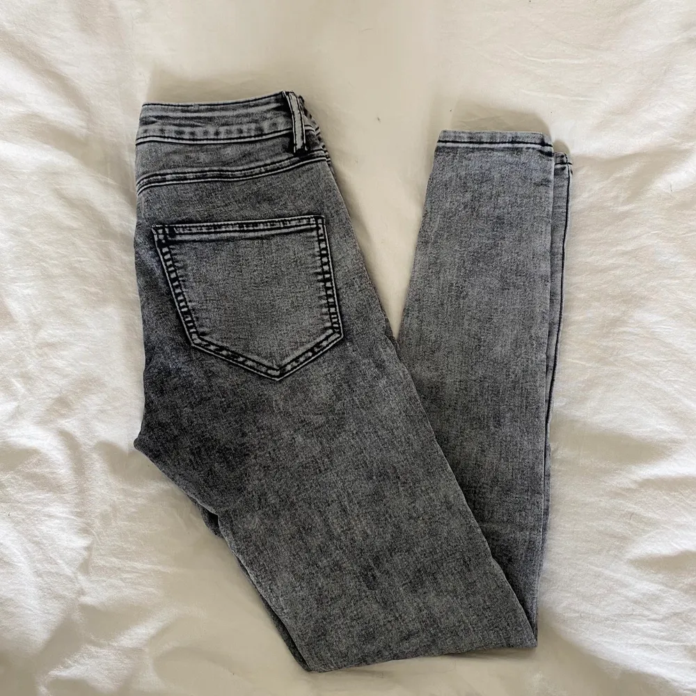 Säljer mina stentvättade jeggings från Vila för 60kr + 45kr frakt. Kom privat för fler bilder, frågor eller om ni är intresserade😊. Jeans & Byxor.