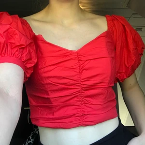 Röd topp - Söt röd topp från märket Mango men köpt på nakd. Storlek M men skulle säga att den passar lika bra på någon som har S. Plick gör inte färgen rättvisa utan i verkligheten är färgen mycket mer klar röd än på bilderna. Den är endast använd 1 gång så i väldigt bra skick! Priset kan diskuteras!