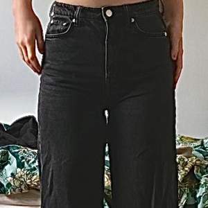 Skitsnygga jeans från Weekday. Urtvättad svart färg och vida i benen :) Strlk W24 L30. Modellen är Ace!