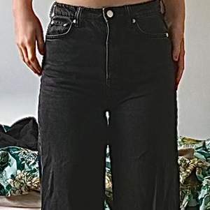 Skitsnygga jeans från Weekday. Urtvättad svart färg och vida i benen :) Strlk W24 L30. Modellen är Ace!