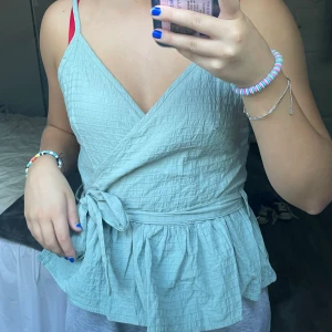 topp - en gullig topp i fin mint blå/grön färg💚 är i storlek XS men passar en S också💙