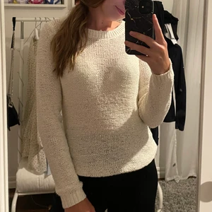 Stickad tröja - Stickad tröja i ett lite luftigare material, i kräm vit 🤍 från Only. Faller super fint och smickrande mot kroppen 🤍
