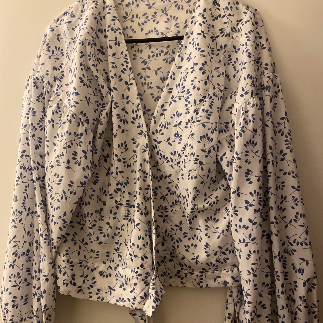 Köpes/Söker Bikbok blommig 