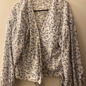 Köpes/Söker Bikbok blommig  - Söker denna toppen från Bikbok 