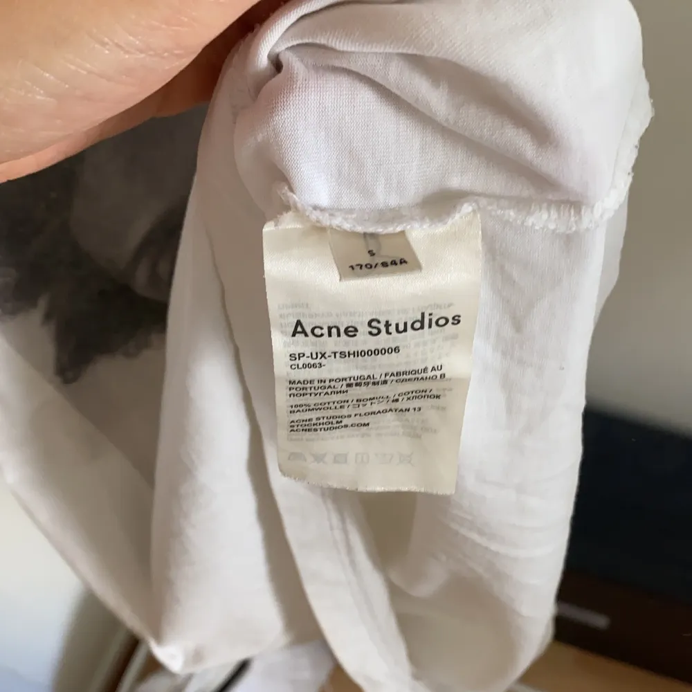 T-shirt från Acne Studios med tryck av Parker Hill. 100% bomull. Oversize fit.. T-shirts.