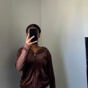 Brun zip up sweatshirt - Köpt från Gina Tricot. Stl S. Köparen står för frakten.