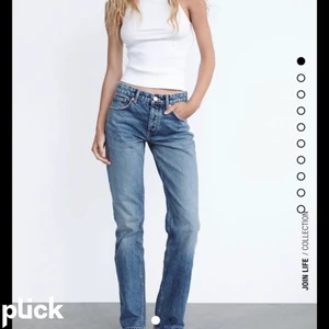 Mid rice jeans zara - Mörk blåa mid rice jeans zara. Säljer eftersom att de är för korta på mig. St 34. Av klippta vid anklarna så borde passa någon runt 160