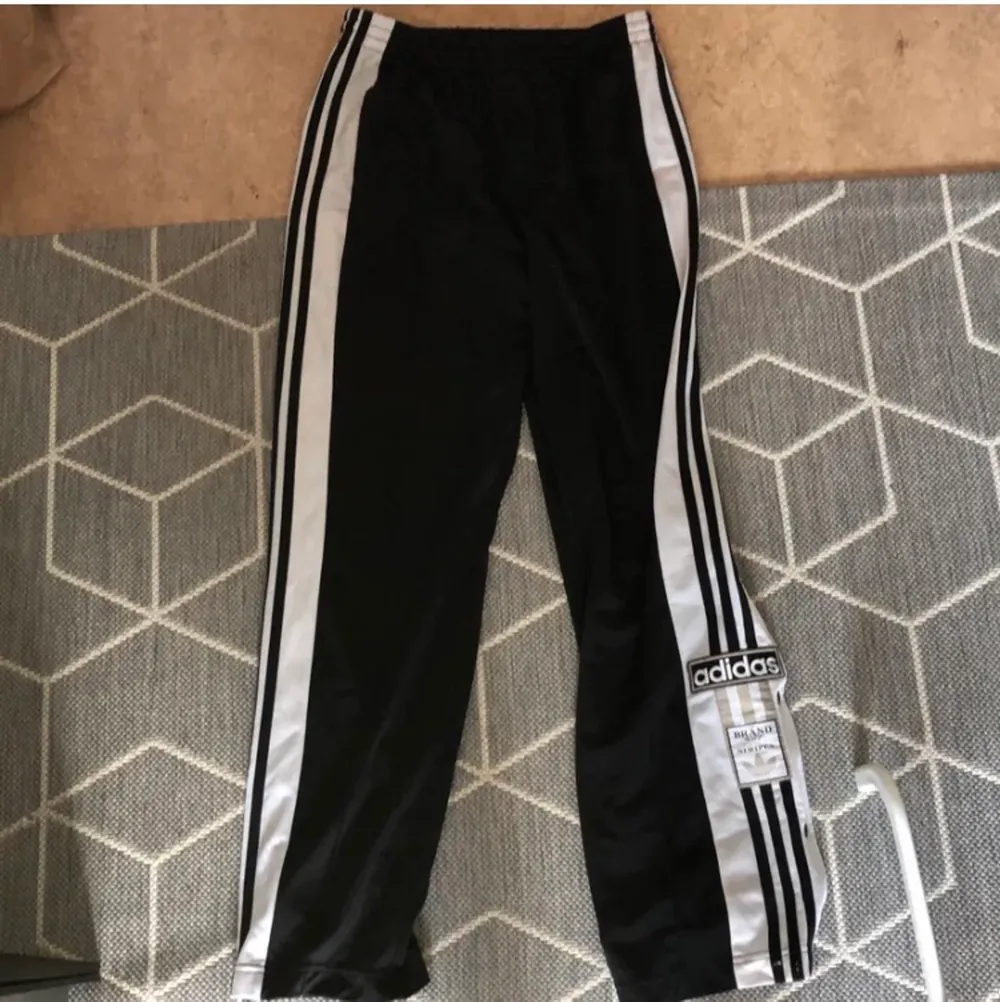 Adidas ”adibreak” pants, använda ganska mycket men de är fortfarande i väldigt bra skick, lite nopprig på vissa ställen, men märks knappt. Nypris 700kr. kan mötas upp i Göteborg. buda vid intresse 💓. Jeans & Byxor.