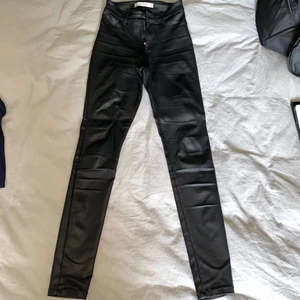 Ett par skinnbyxor från Nelly.com - Ett par jättestrechiga skinnbyxor från Nelly som har använts en del, frakt 66kr. Kom privat vid frågor💘