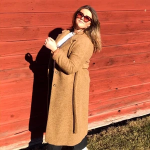 Brun lång kappa  - En jättefin och varm kappa från Mango som jag säljer då den är lite tajt i armarna på mig som vanligtvis är en L/XL. Ordinarie pris 799kr. Köparen står för frakten!