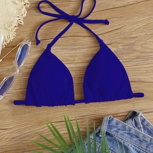 Bikiniöverdel - Bikiniöverdel mörkblå. Aldrig använd då den inte passade. Älskar den, har den i en annan storlek i samma färg. Säljer pga att den inte gick att skicka tillbaka❤️ skulle säga att den är liten i storkleken, passar c-d kupa❤️