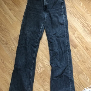 Grå svarta jeans från Cubus i storlek Xs - Säljer dessa grå svarta jeans från Cubus för dom är för små för mig. Har ungefär lika passform som Yoko jeansen från monki. Sitter bra runt höfterna och rumpan.