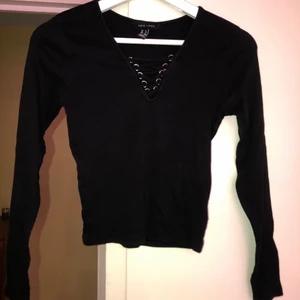 Topp med snörning  - Säljer denna topp som är köpt ifrån nakd. Har använt den ungefär 5 gånger så den är i bra skick! 