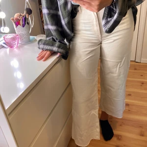 Vita jeans strl 36 - Vita jeans från H&M, oanvända och jag står för frakt🤍