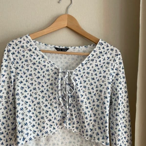 Shein storlek M - En blommig kofta med knyte från shein. Använd endast en gång så den är som ny. 