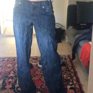 Skitsnygga jeans. Coola fickor och nice passform. Säljer pga för små för mig. (det är min vän på bilden. Hon är 160, men i längden passar de även på mig som är 172). Jag köpte de för 250 kr second hand.