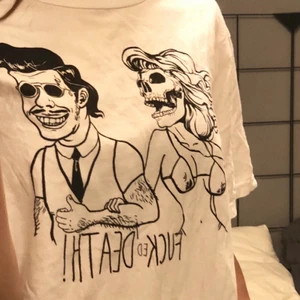 T-shirt  - Säljer denna har coola tröjan. Köpt secondhand men själv aldrig använd. Märke är oklart men i den som du ser på bild 3 så står det iron fist. Utropspriset är 49. Frakt ingår inte. Skulle kunna tänka mig att byta mot ett annat plagg