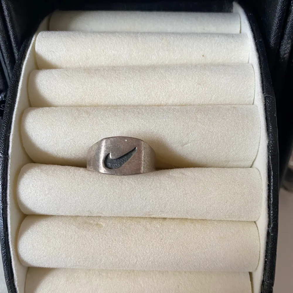Nike silver ring. 50kr + frakt . Accessoarer.