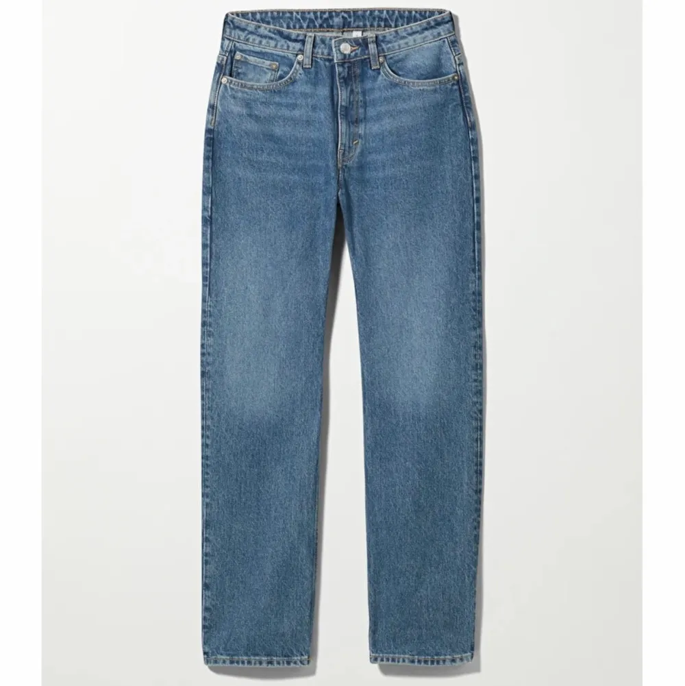 Säljer mörkblåa jättesnygga jeans från weekday i den populära modellen voyage!!🤩🤩🤩🤩 ÄLSKAR!!!! Säljer då jag råkade köpa 2 par. Köparen står för frakt . Jeans & Byxor.