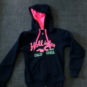 En zip up från holliday i stl S - Säljer denna snygga zip up från hollister som jag inte använt mycket eftersom den är för liten, pris kan diskuteras men enligt mig är detta ett rymling pris💕