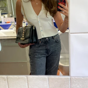 Väska - Sjukt snygg väska med nitar och genomskinlig framsida som passar till allt. Minns inte var jag köpt den ✌🏼