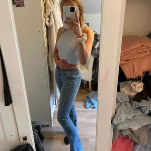 Jeans - Lågmidjade bootcut jeans med små håliga detaljer. Ett litet hål i midjan som lätt kan sys ihop och inte heller märks egentligen